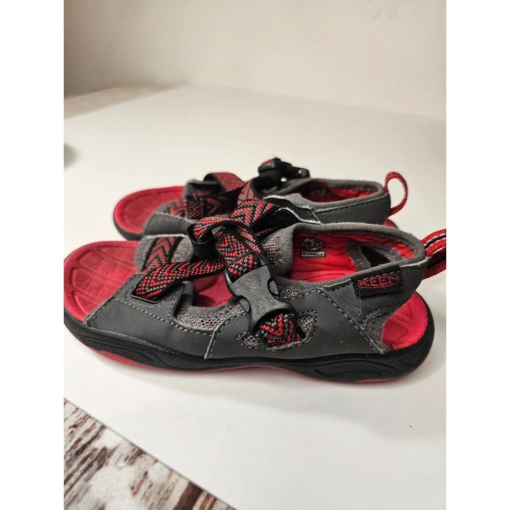 Keen Moxie Sport Sandals Kids Size 13 Gray Red Chevron Straps Buckle 1